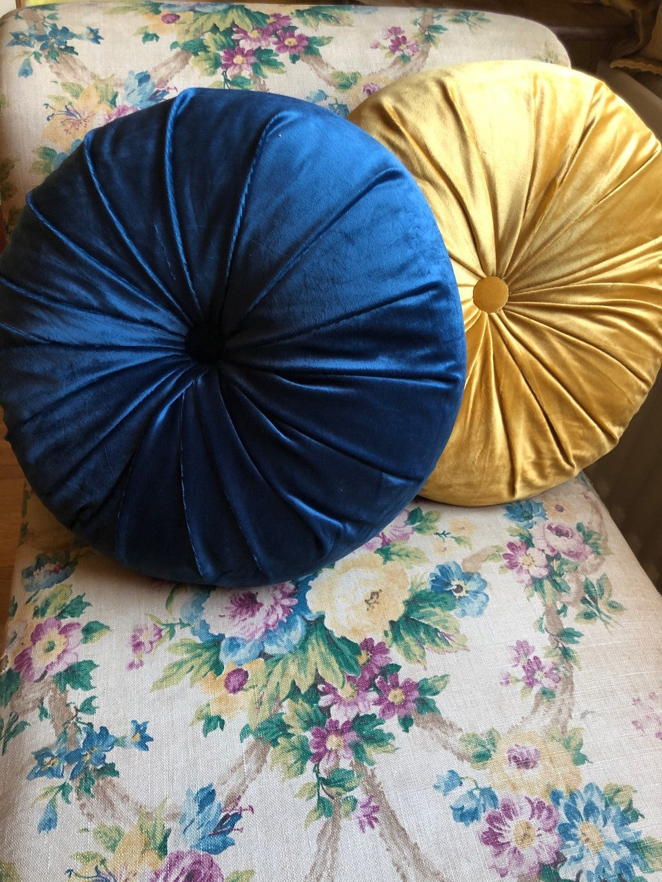 Round velvet cushion clearance uk