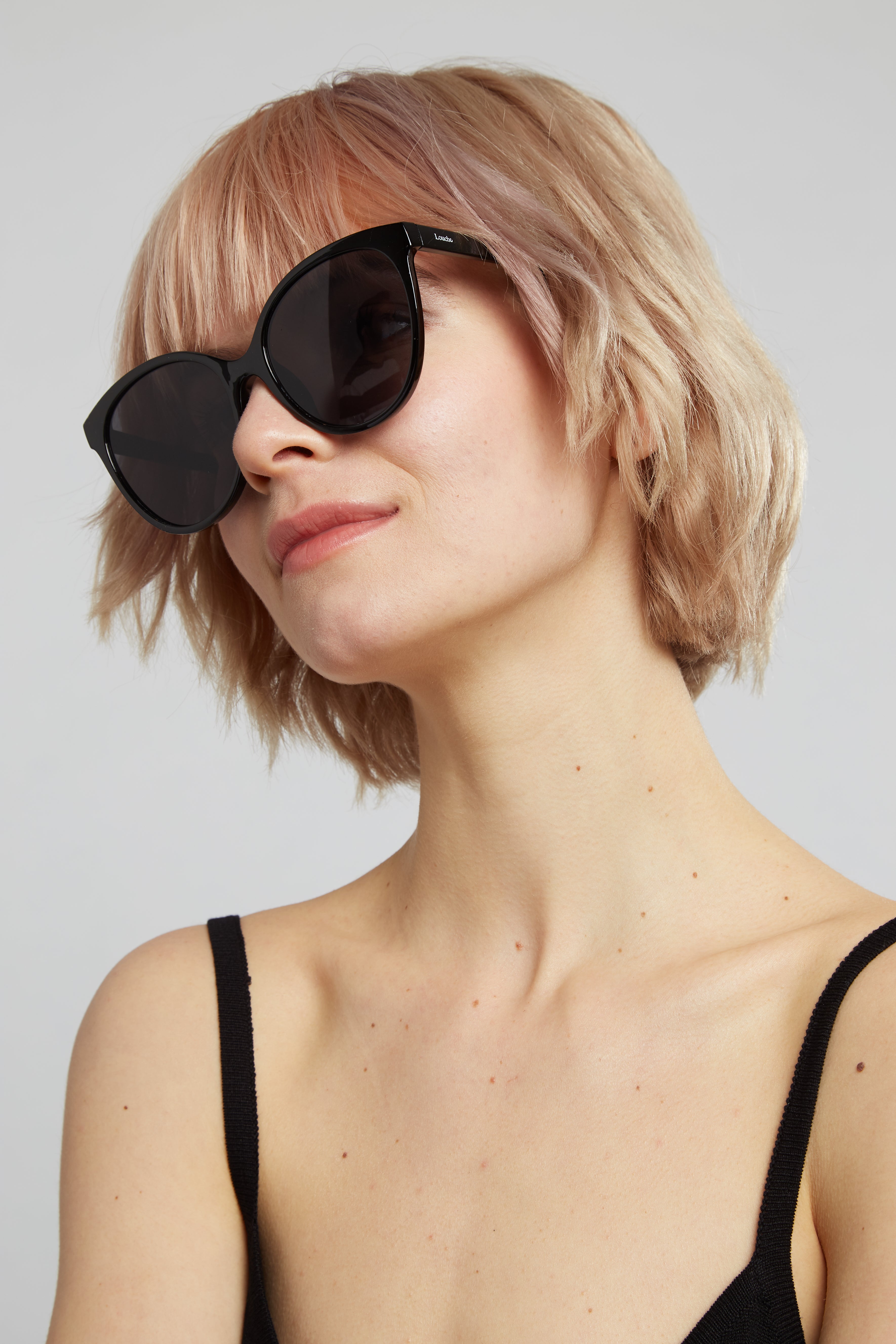 Black round store cat eye sunglasses