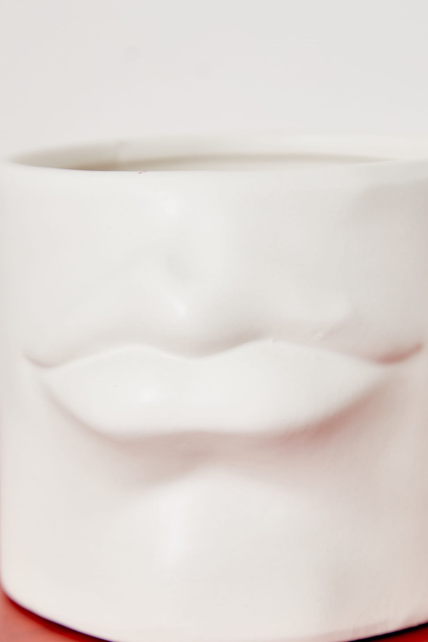 Relief Lips Planter White